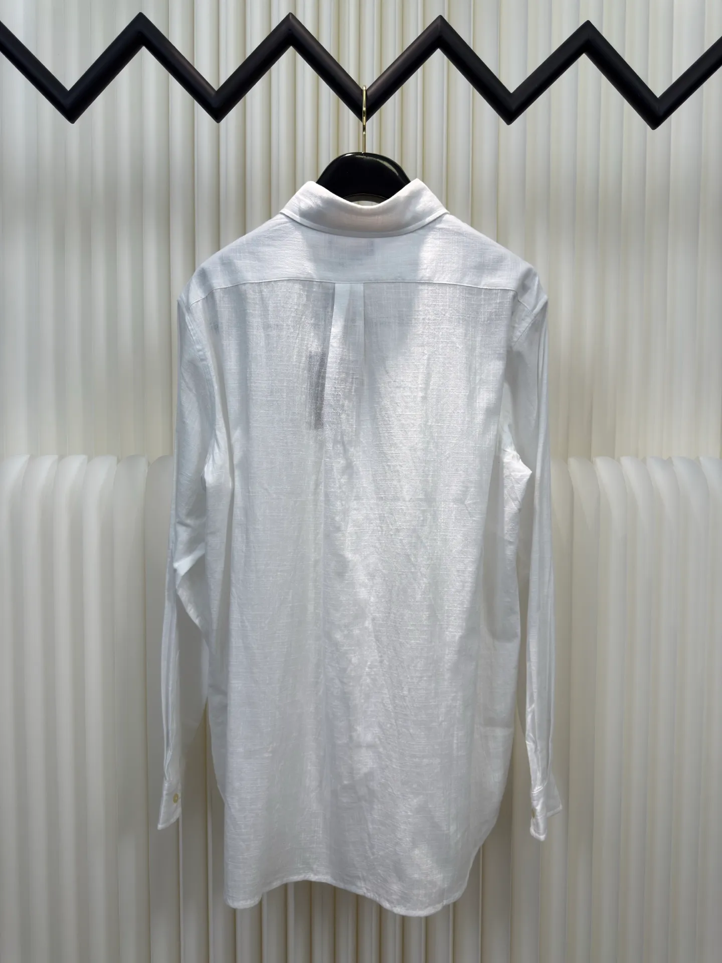 P410 Ralph Lauren embroidered linen shirt. Selected from the finest linen material and featuring iconic pony embroidery, it is simple yet highly recognizable. The clever design of the outer I-shaped pleated slit-style back yoke adds a sense of agility and elegance.  Adopting side-turning and embedded clamping stitching technology, it is smooth and tidy. The fabrics have been washed and have a better hand feel. Not easy to deform, not easy to shrink, not easy to fade, and maintain long-term beauty. Size: s m l xl